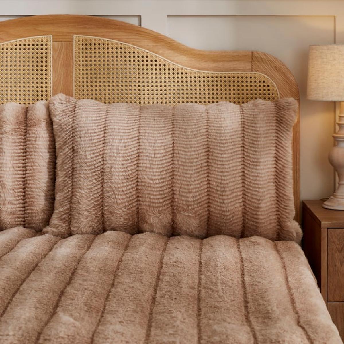Timeless Faux Fur Duvet Cover & Pillowcase Set – image 2