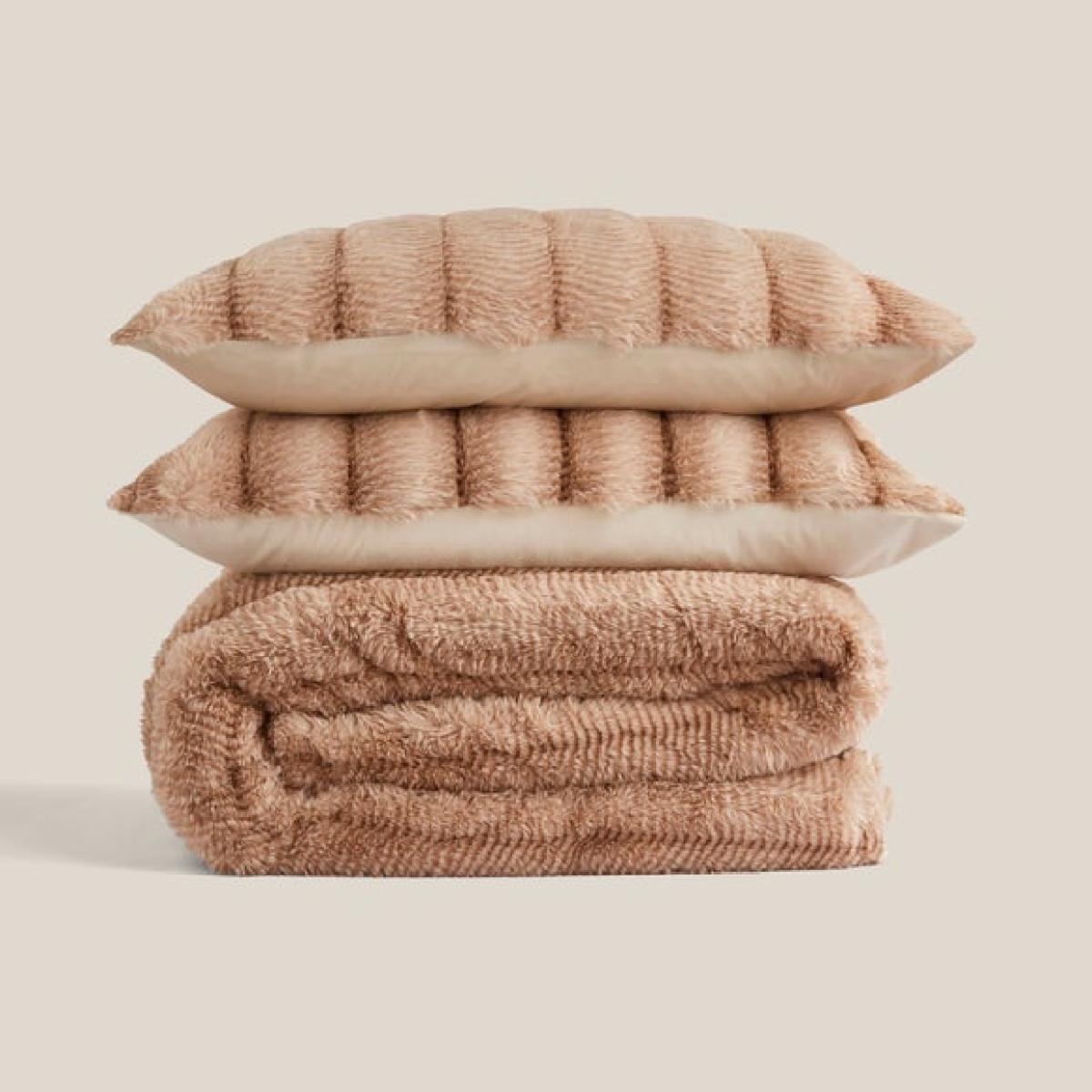 Timeless Faux Fur Duvet Cover & Pillowcase Set – image 4