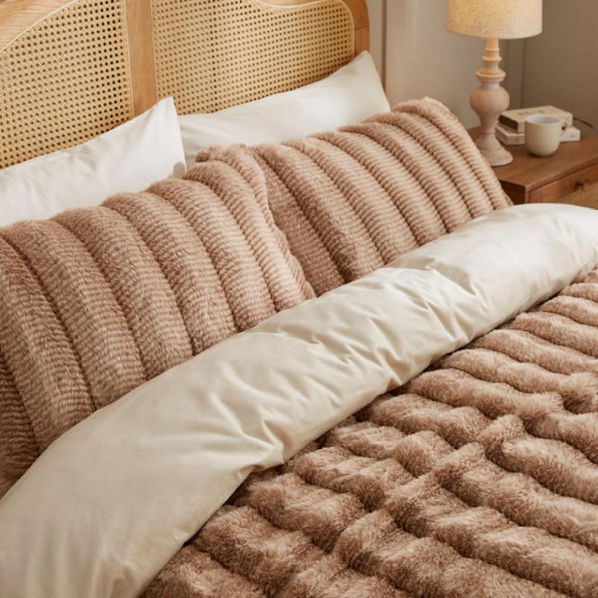 Timeless Faux Fur Duvet Cover & Pillowcase Set – image 5