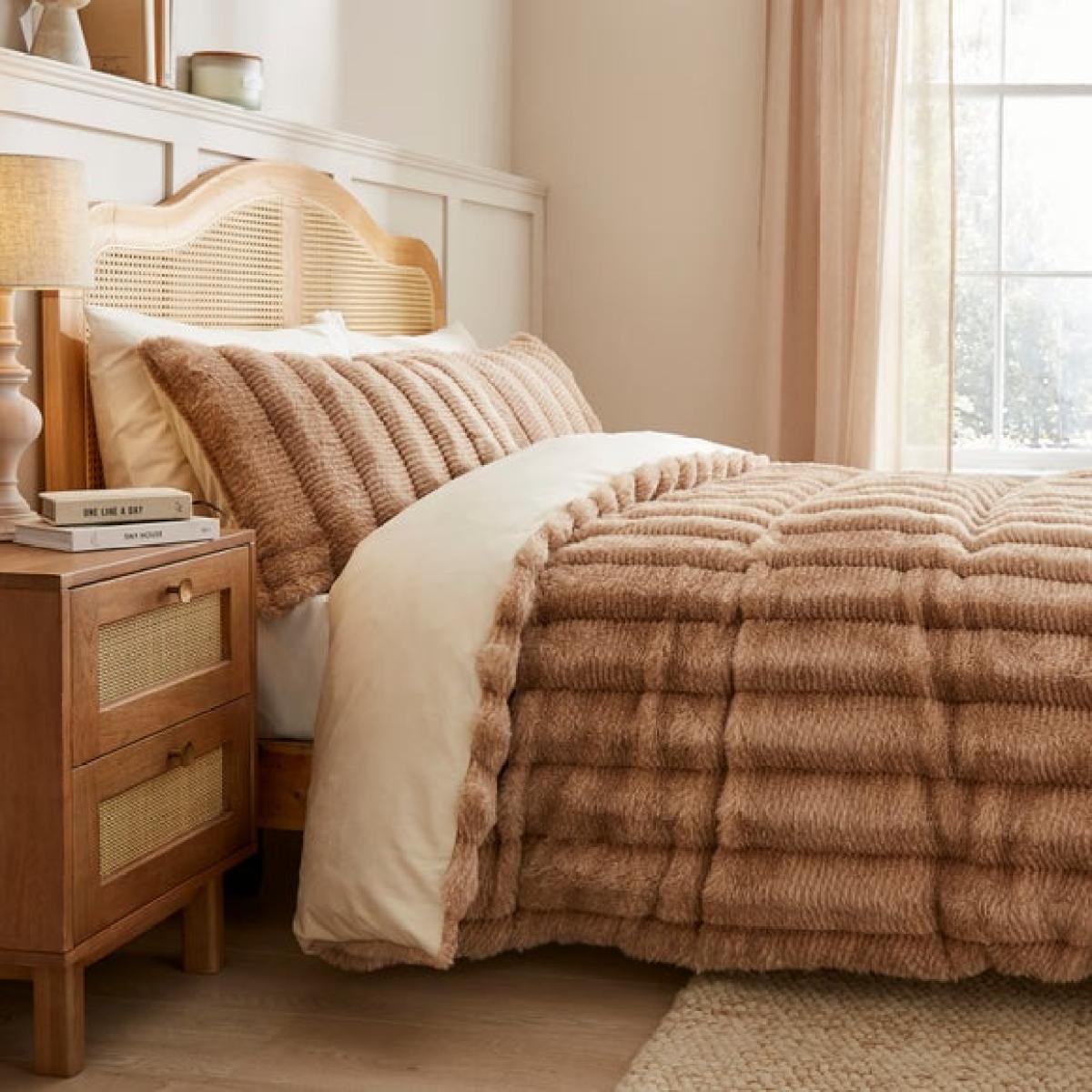 Timeless Faux Fur Duvet Cover & Pillowcase Set – image 6