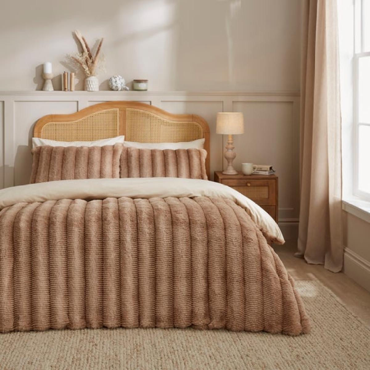 Timeless Faux Fur Duvet Cover & Pillowcase Set – image 1