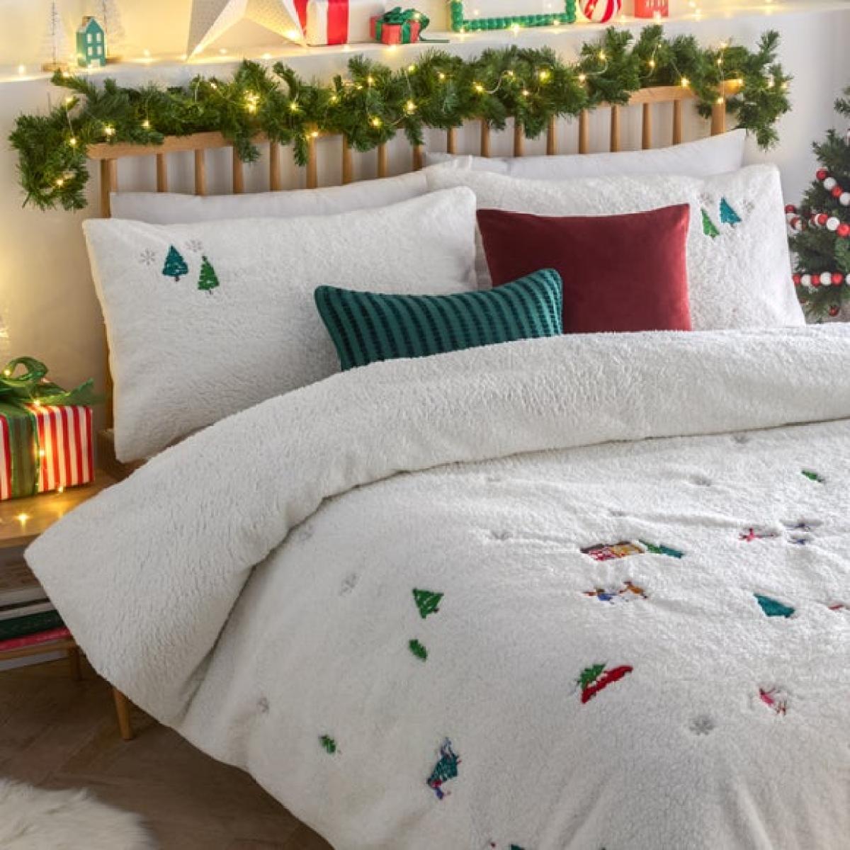 furn. Christmas Together Duvet Cover and Pillowcase Set – image 2