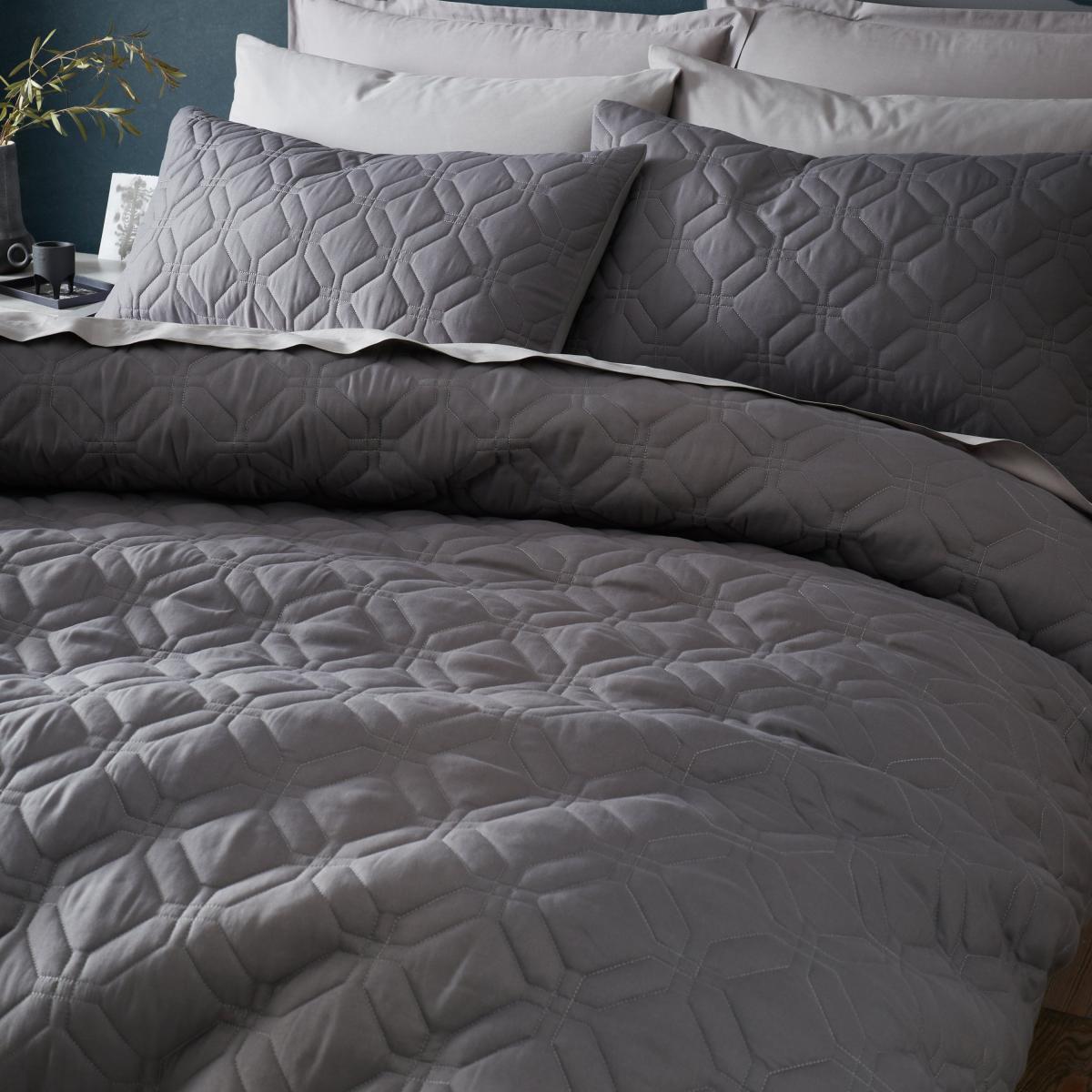 Quilted Geometric Duvet Cover and Pillowcase Set – image 3