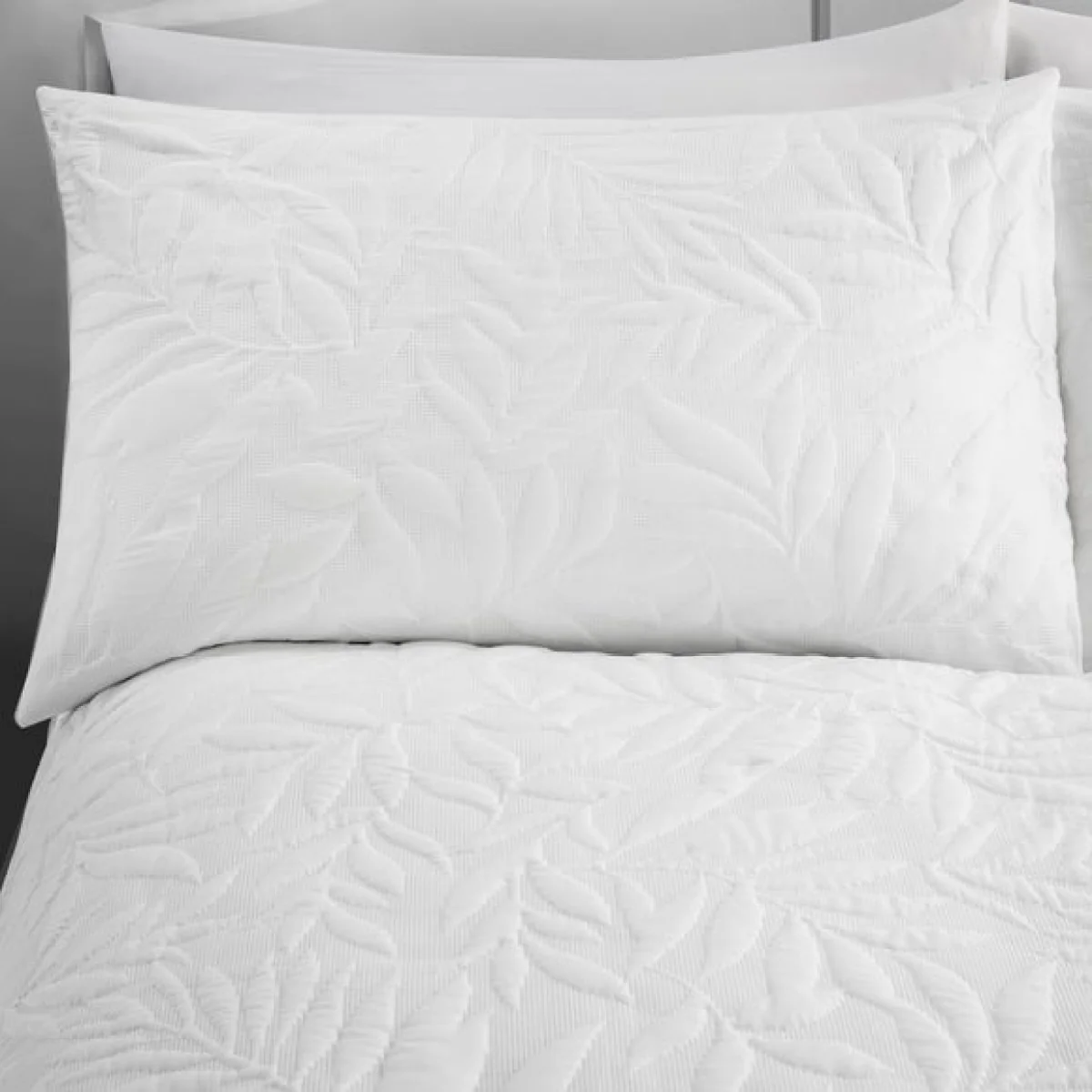 Luana Duvet Cover and Pillowcase Set White White – image 3