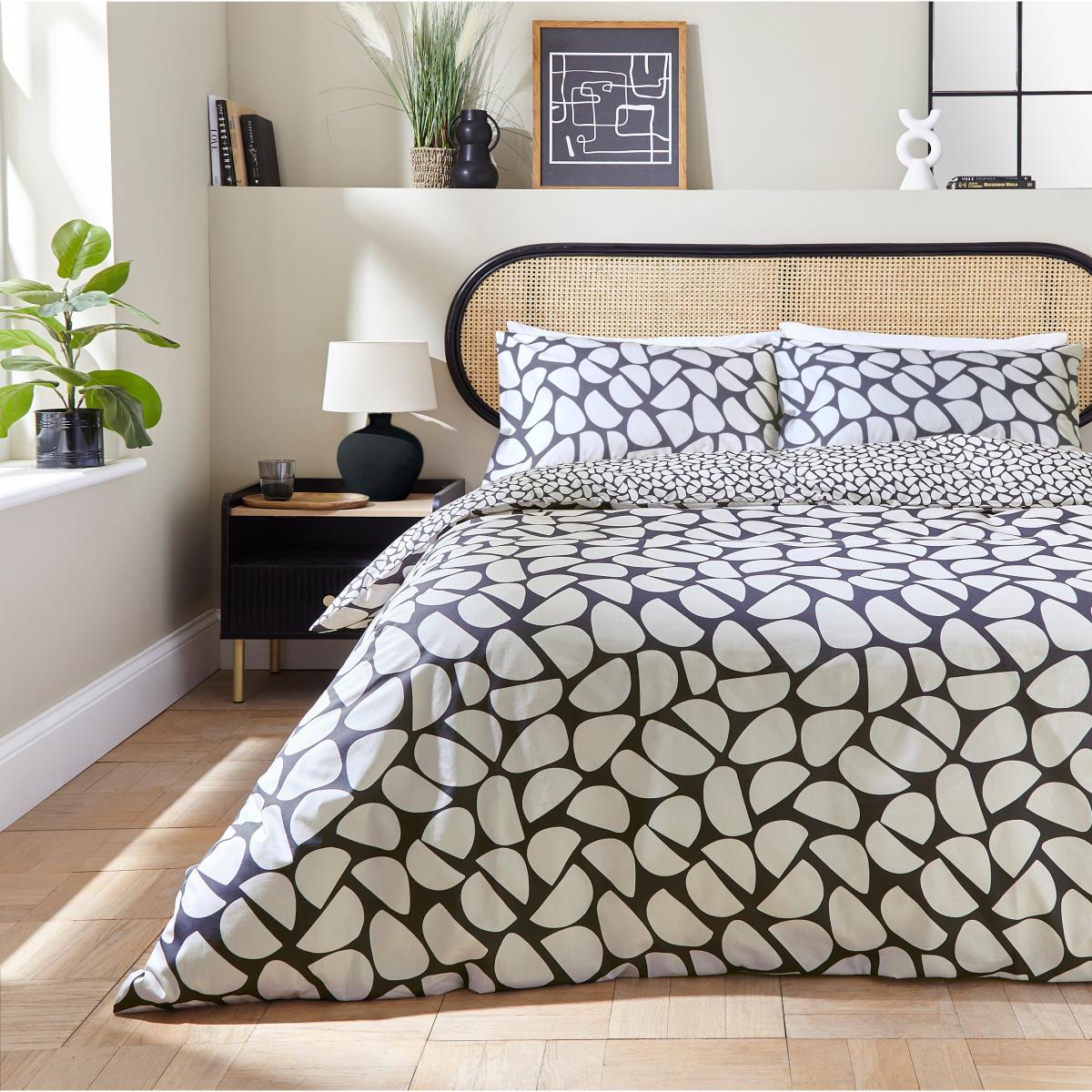 Nixon Semi Circle Black Duvet Cover and Pillowcase Set Black – image 2