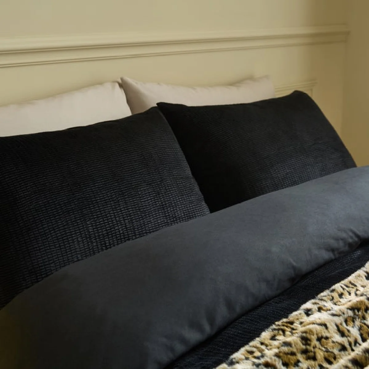 Ruched Velour Duvet Cover and Pillowcase Set – image 2