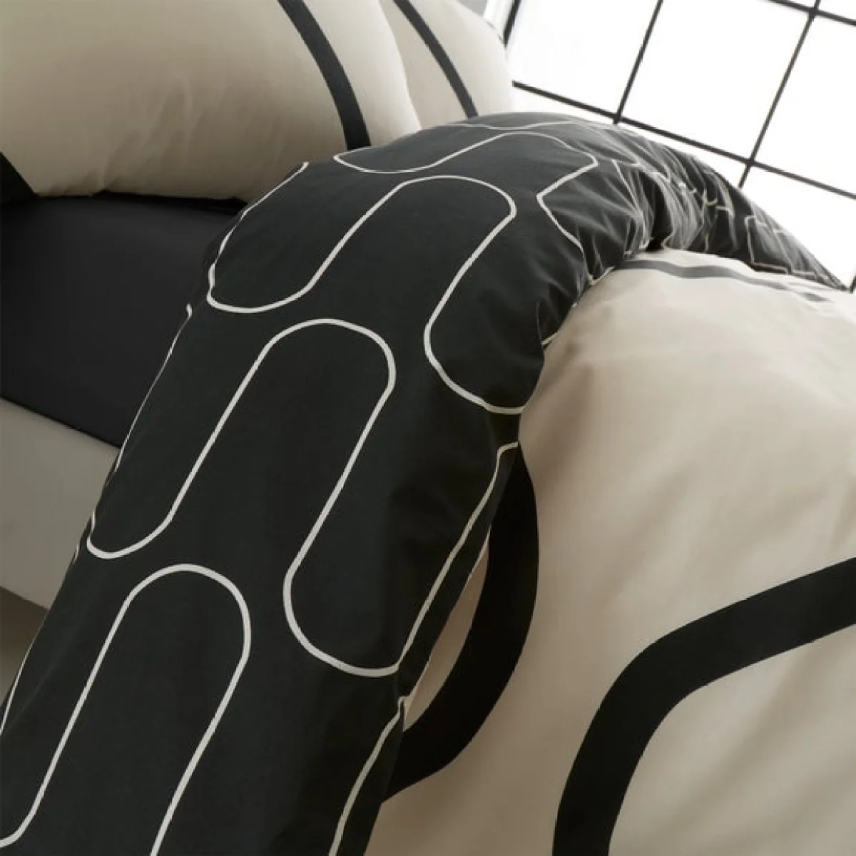 Linear Curve Geometric Black Reversible Duvet Cover & Pillowcase Set Black (2) – image 4