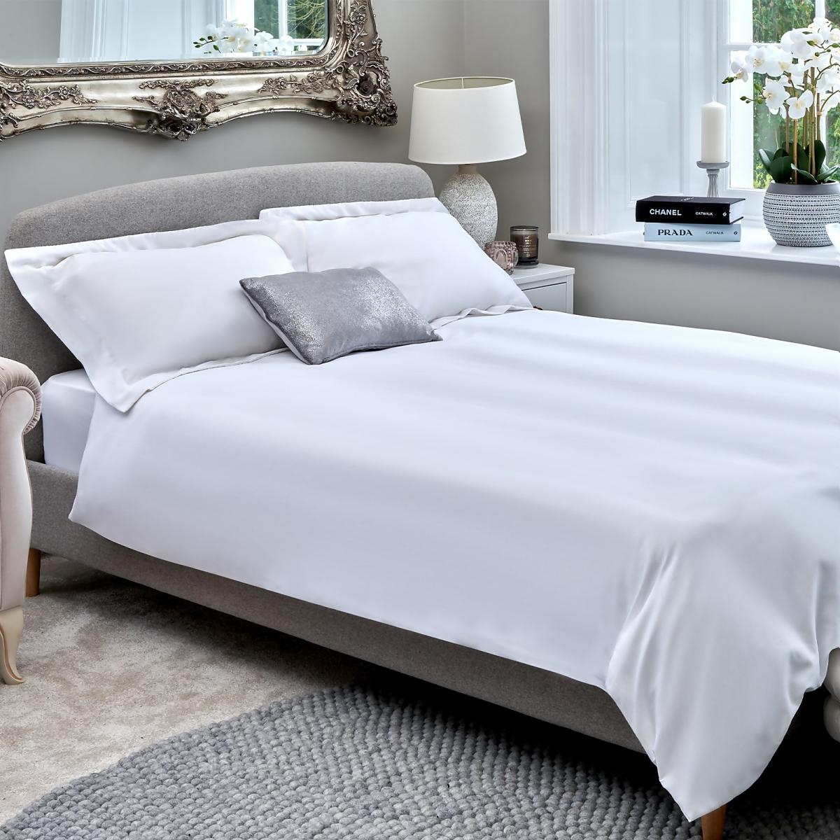 The Willow Manor Egyptian Cotton Sateen 300 Thread Count Super King Duvet Set - Glacier White – image 2