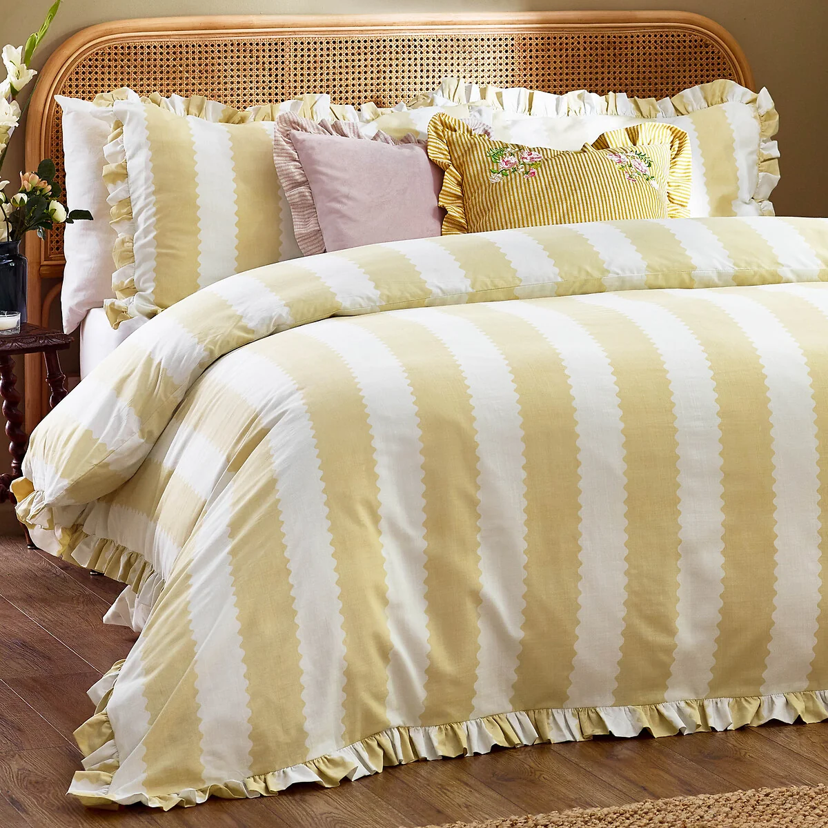 Birdie Stripe Ruffle Duvet Cover and Pillowcase Set – image 3