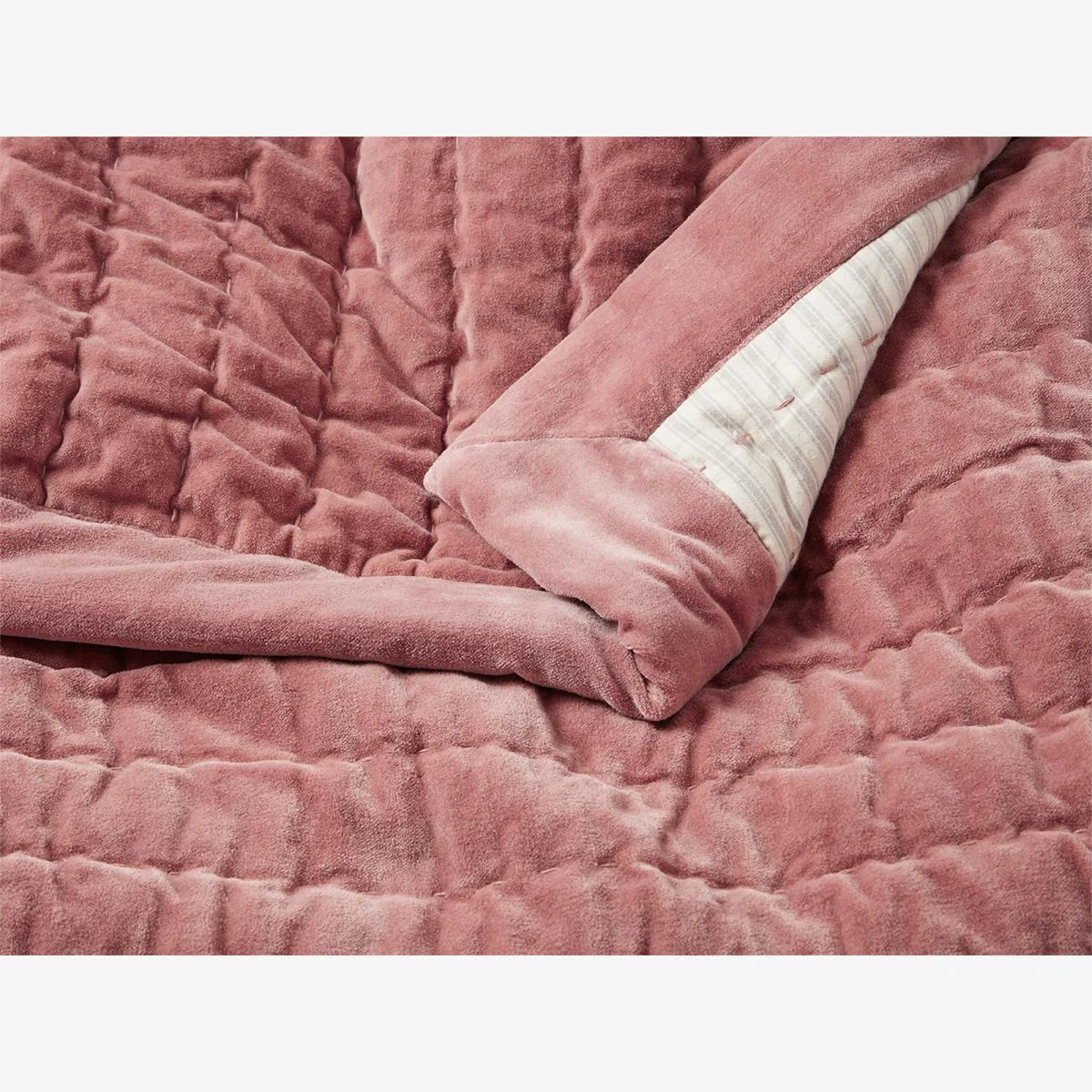 Easy Squish Velvet Quilt in Dusty Pink – image 1