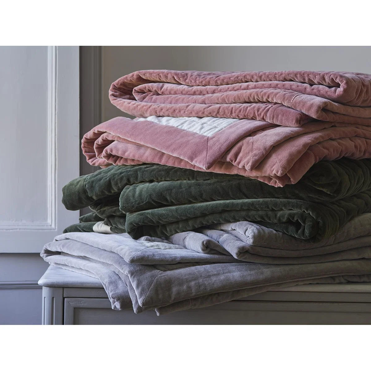 Easy Squish Velvet Quilt in Grey – image 5