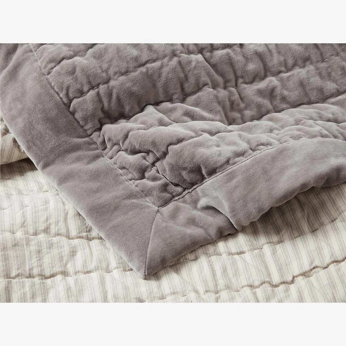 Easy Squish Velvet Quilt in Grey – image 1