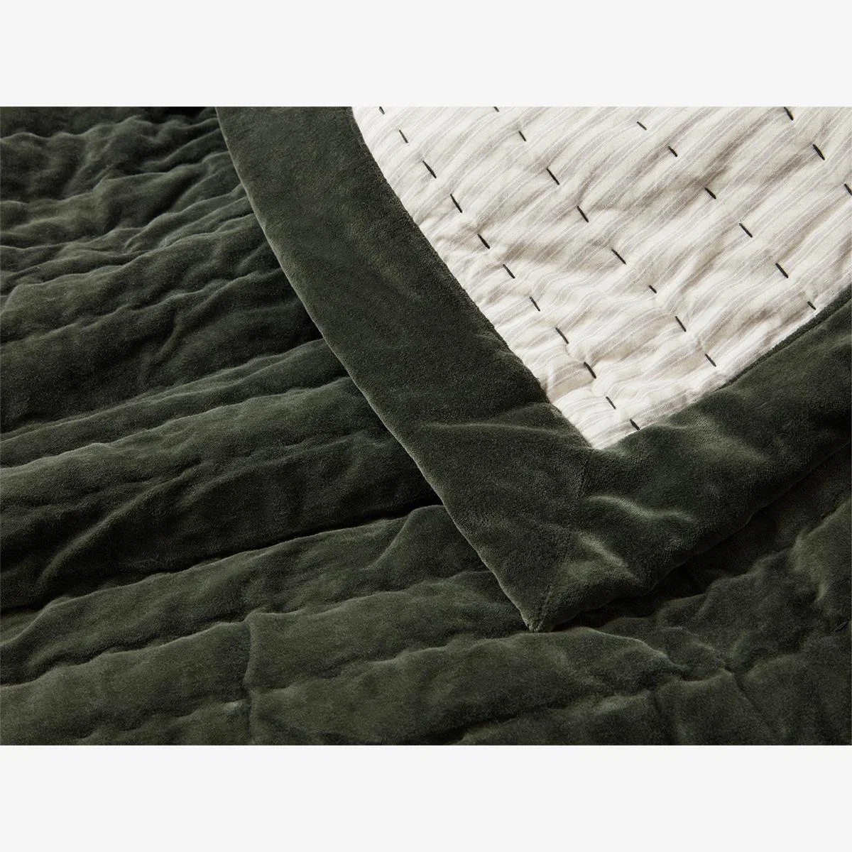 Easy Squish Velvet Quilt in Forest Green – image 1