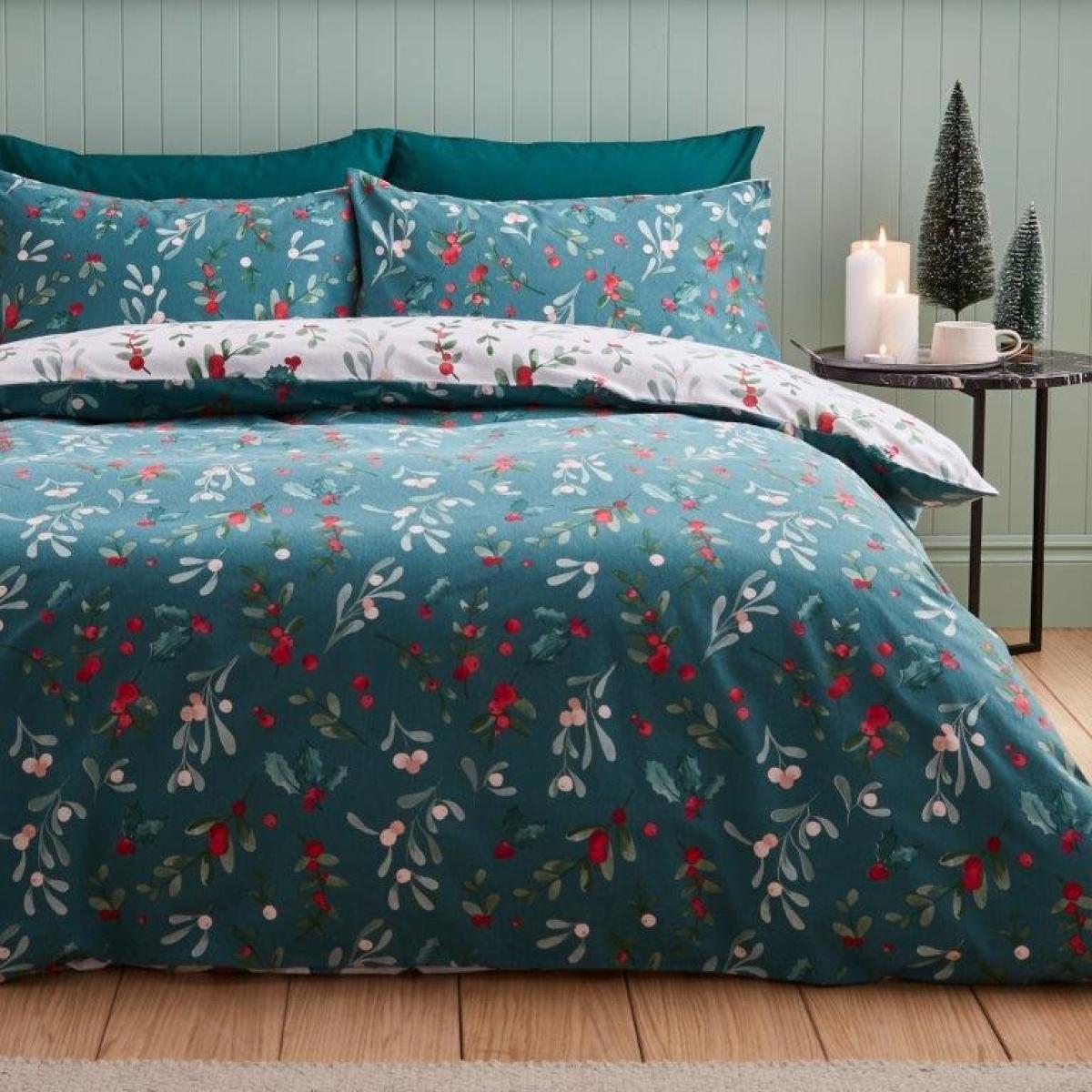 Catherine Lansfield Brushed Cotton Christmas Holly and Mistletoe Duvet Set - King In White – image 2