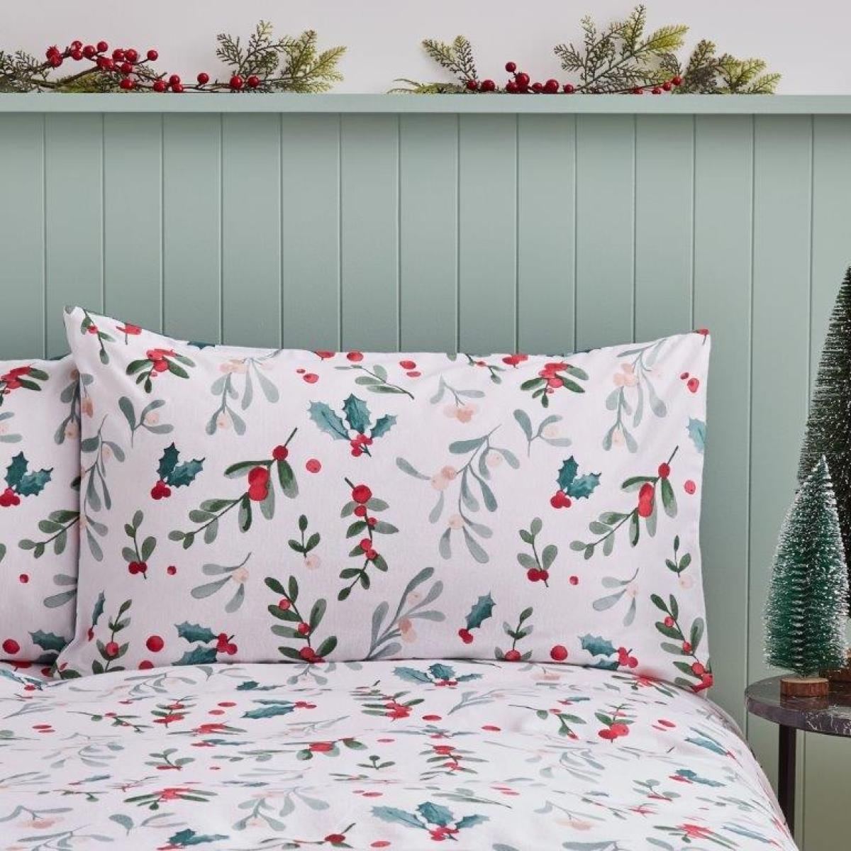 Catherine Lansfield Brushed Cotton Christmas Holly and Mistletoe Duvet Set - King In White – image 3