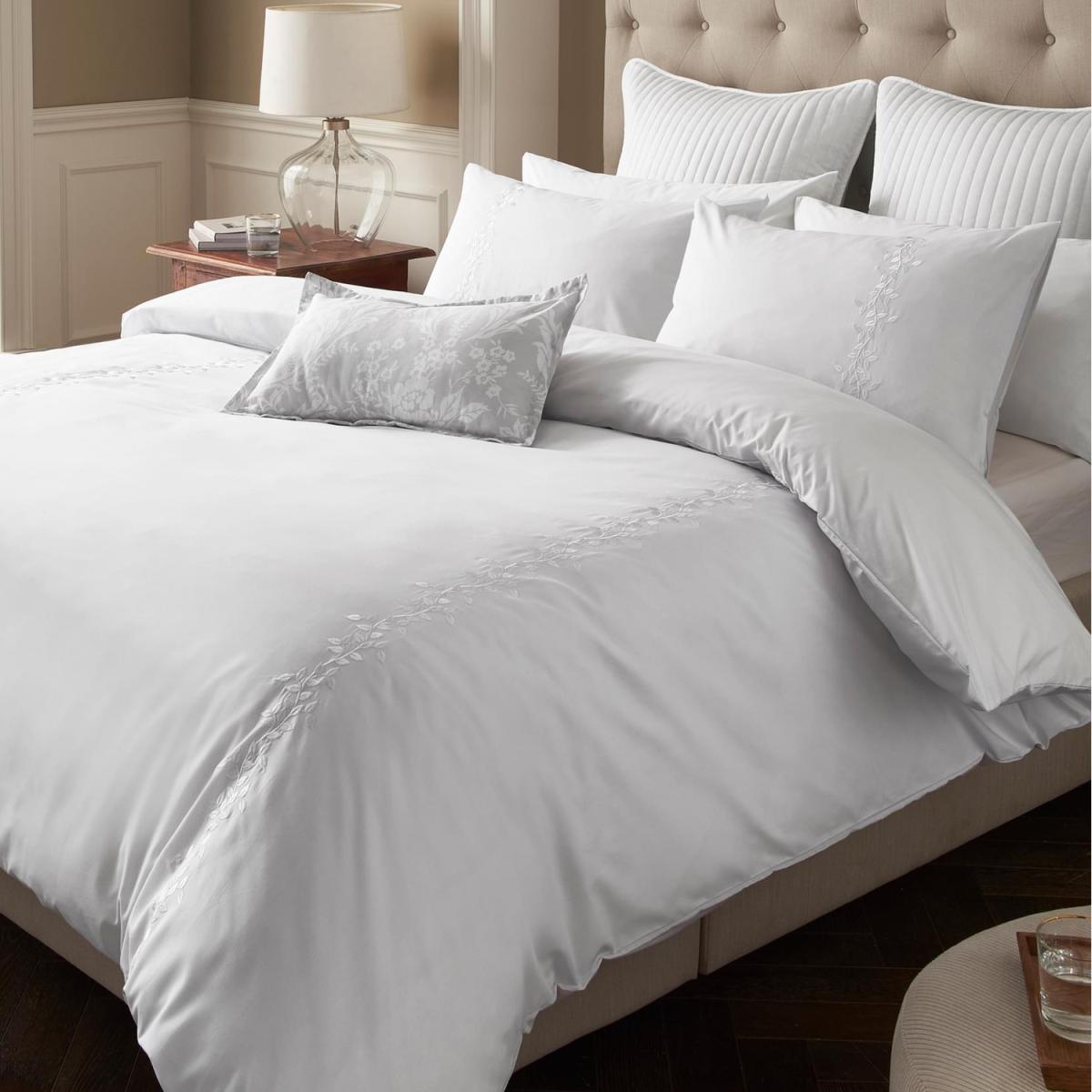 Alice Embroidered Trailing Leaf Pattern Duvet Set - White / Superking