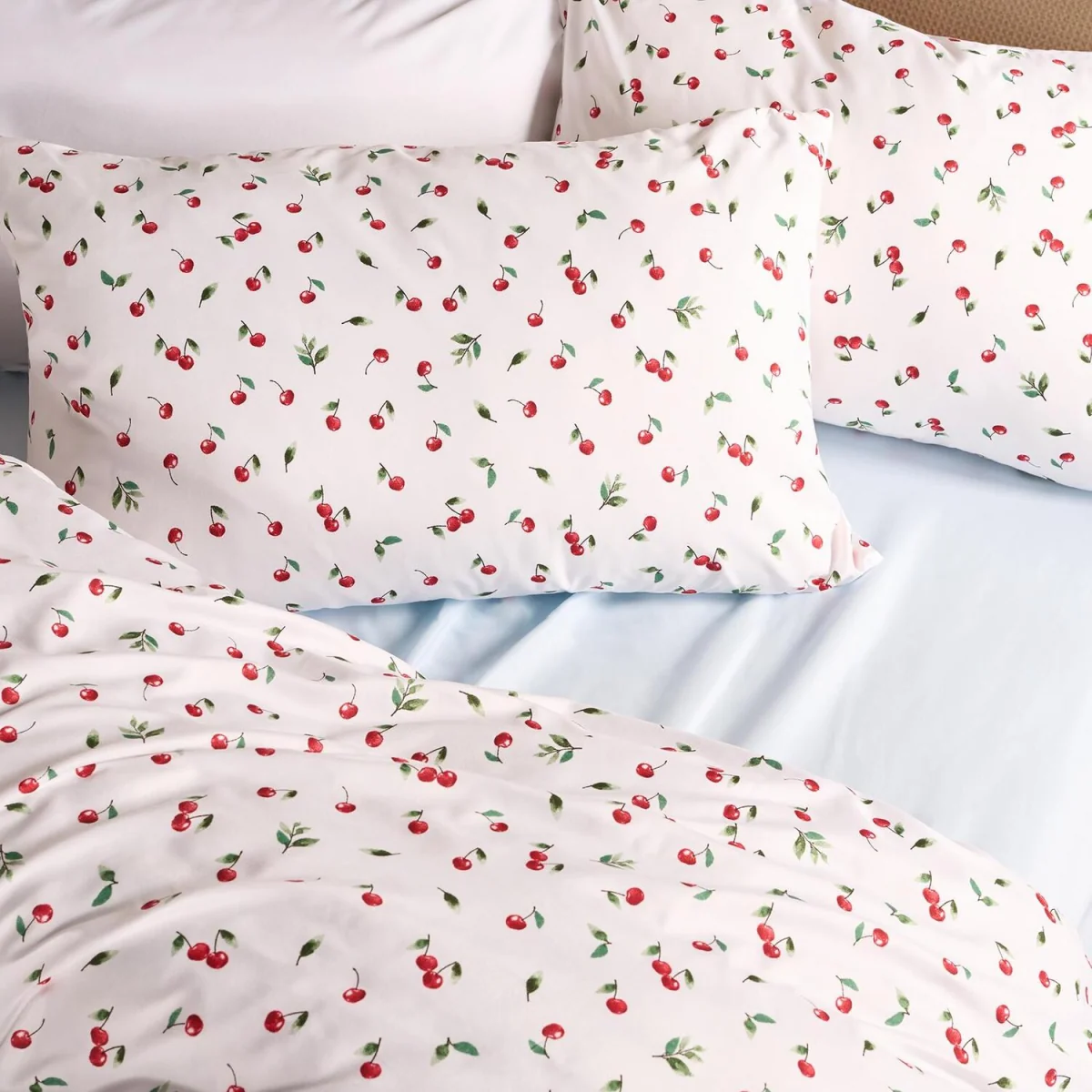 OHS Ditsy Cherry Duvet Set - White/Red / 0.99kg – image 3
