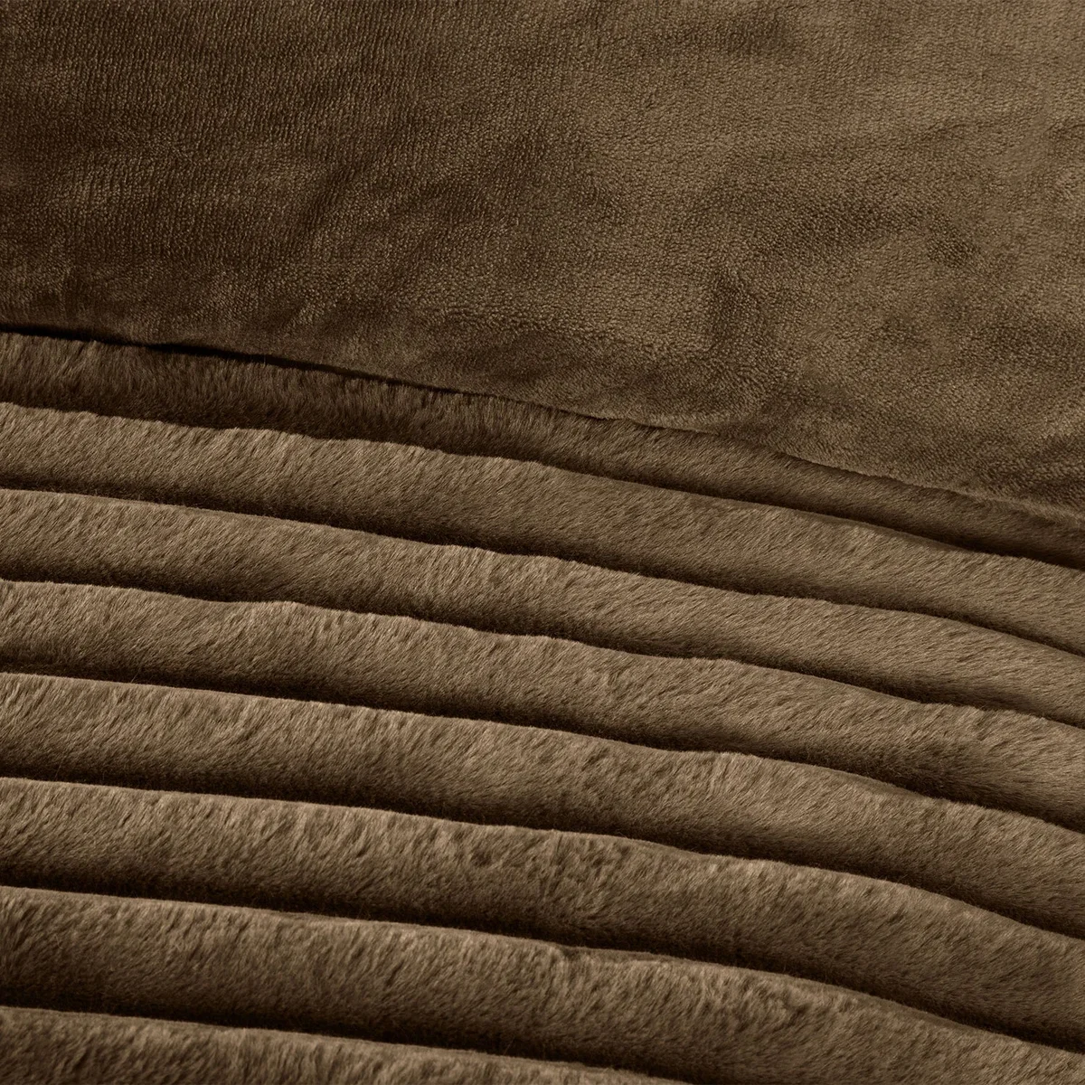 Colorado Faux Fur Duvet Set - Mocha / King – image 4