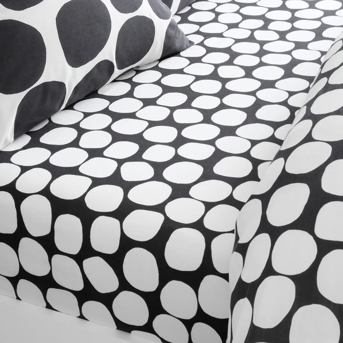 Polka Dots Bedding Set - Monochrome / King – image 4