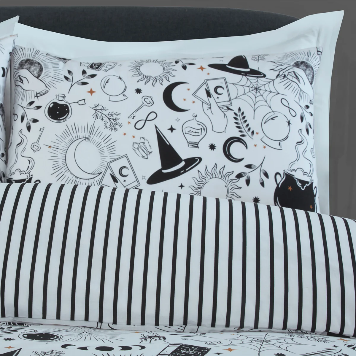Spellbound Design Duvet Set - Monochrome / Superking – image 3