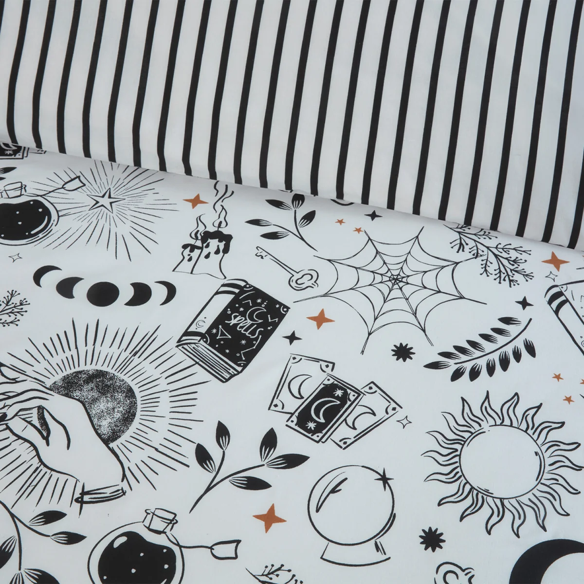 Spellbound Design Duvet Set - Monochrome / Superking – image 4