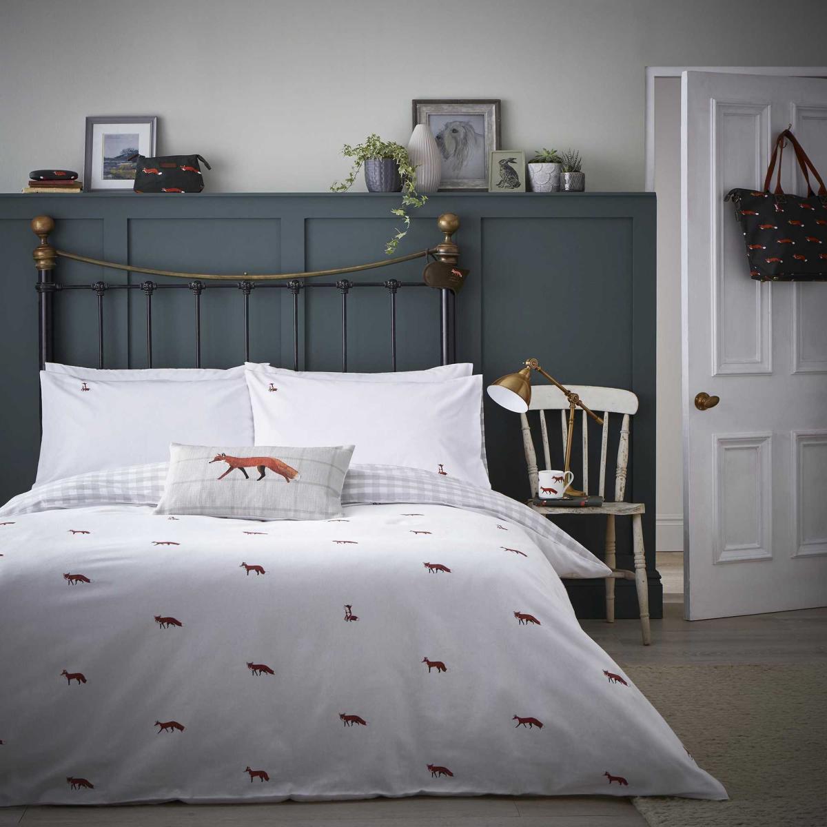 Foxes Bedding and Pillowcase By Sophie Allport in Off White – image 1