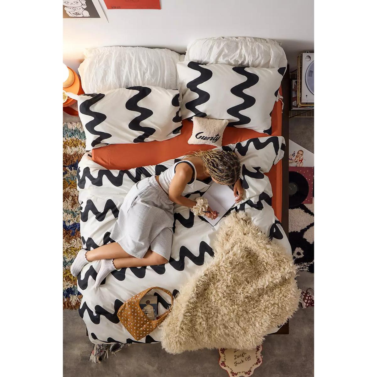 Big Wave Duvet Set - Black/White Double at Urban Outfitters – image 2