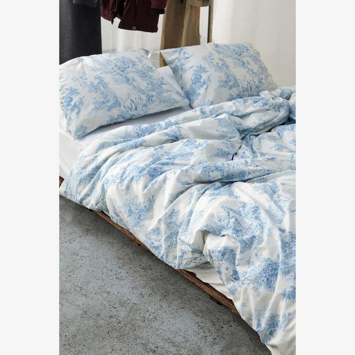 Froggy Toile Duvet Set - Blue King at Urban Outfitters – image 1