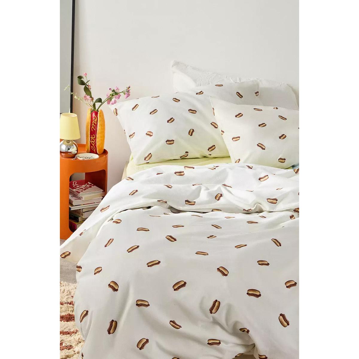 Hot Dog Duvet Set - White King at Urban Outfitters – image 2