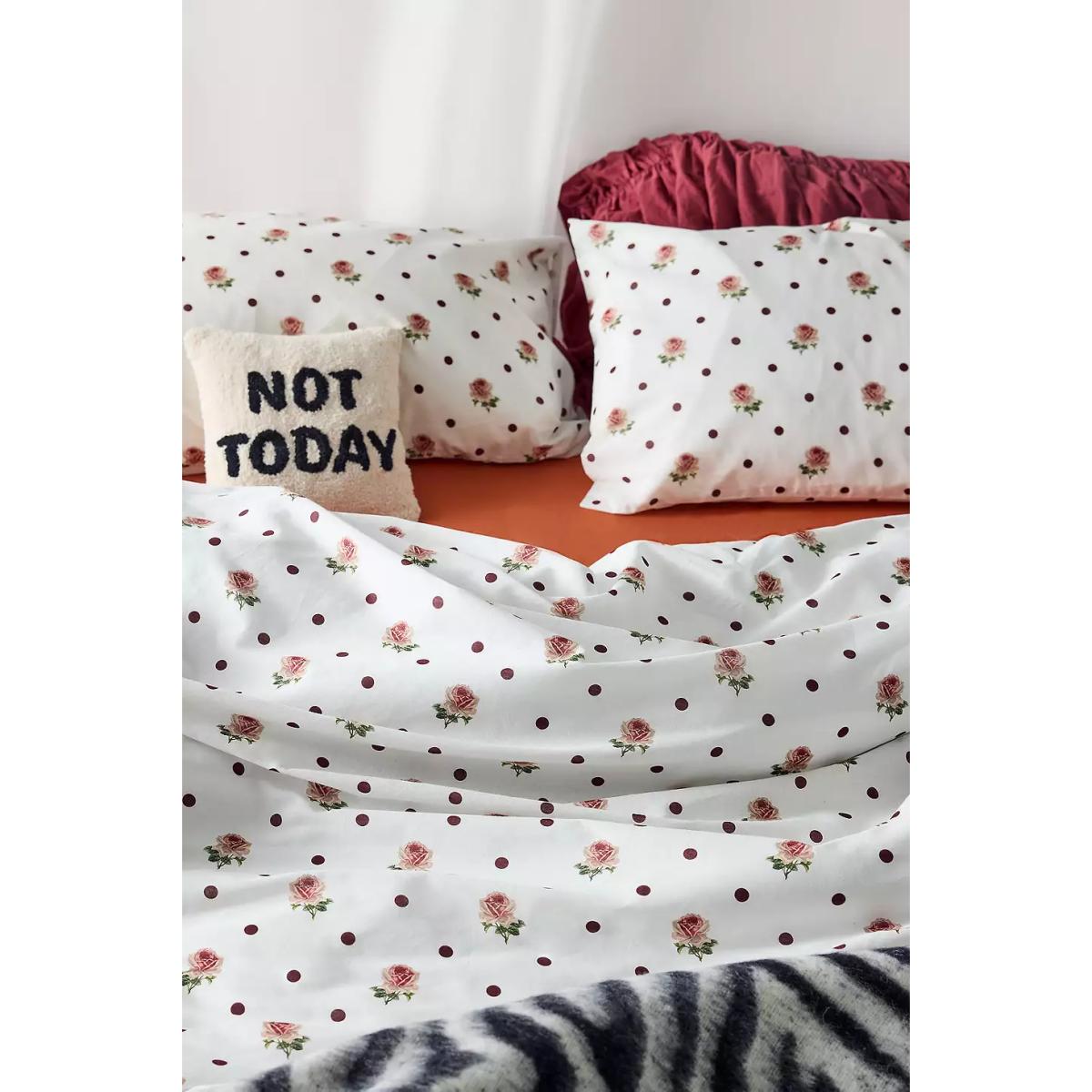 Polka Dot & Rose Duvet Set - White King at Urban Outfitters – image 4