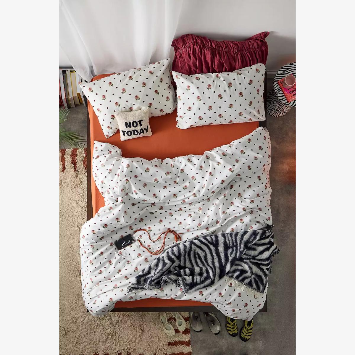 Polka Dot & Rose Duvet Set - White King at Urban Outfitters – image 1
