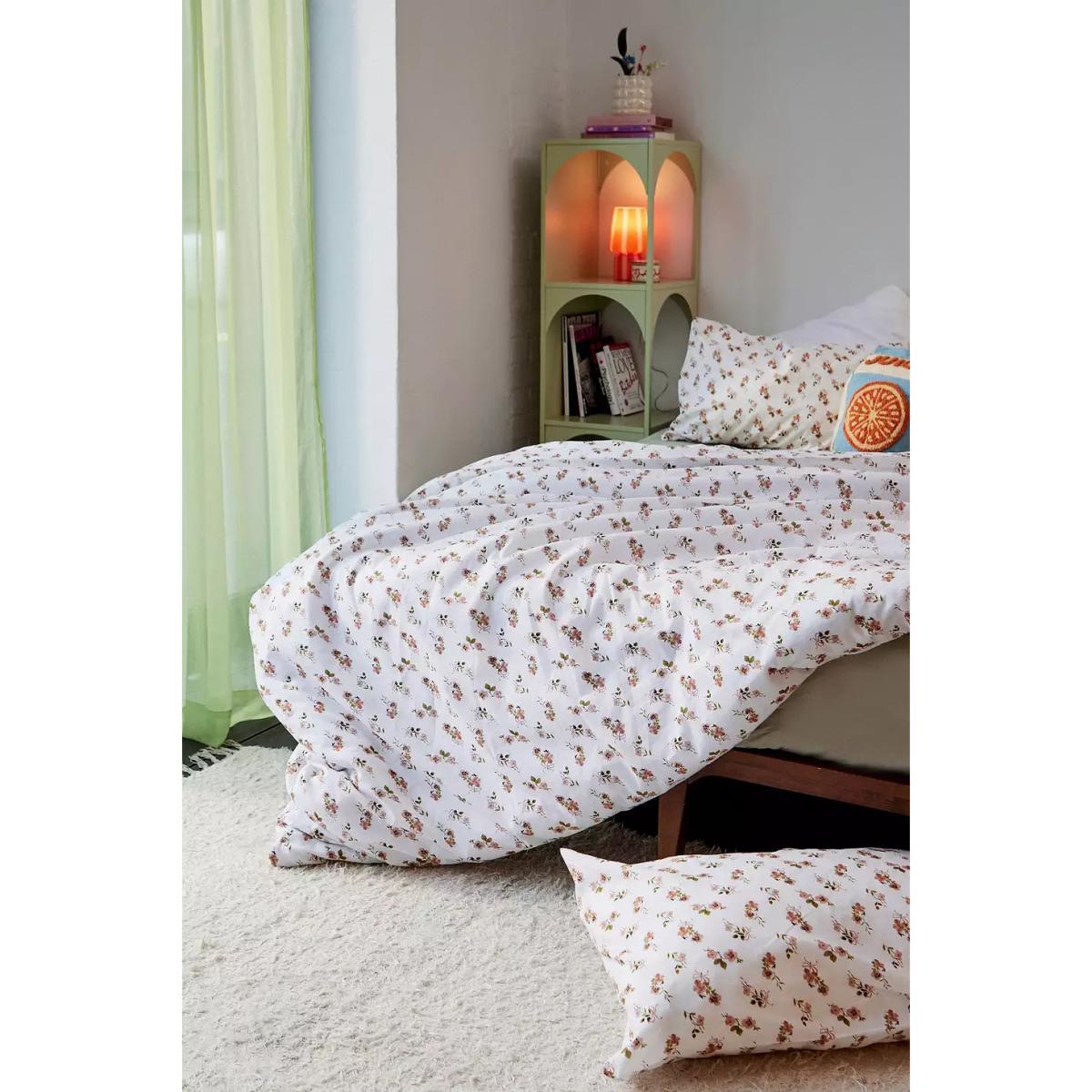 Ada Floral Duvet Set - White King at Urban Outfitters – image 4