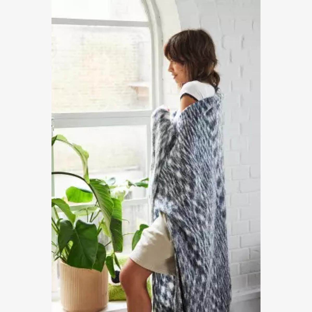 Urban Outfitters Blue Space-Dye Knit Blanket - Blue ALL – image 1