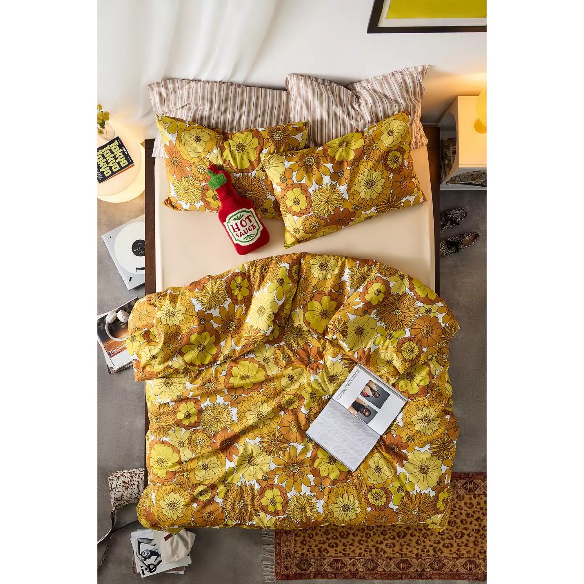 Vera Yellow Duvet Set - Sun Yellow Single at Urban Outfitters – image 2