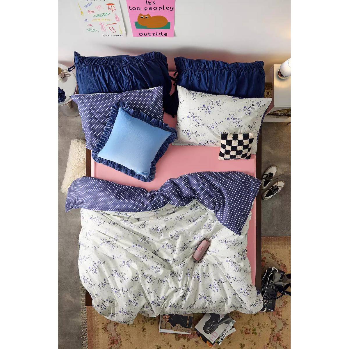 Ditsy Floral Reversible Duvet Set - Blue Single at Urban Outfitters – image 2