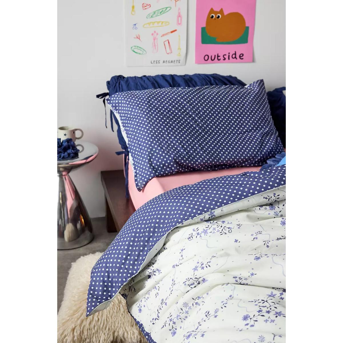 Ditsy Floral Reversible Duvet Set - Blue Single at Urban Outfitters – image 4