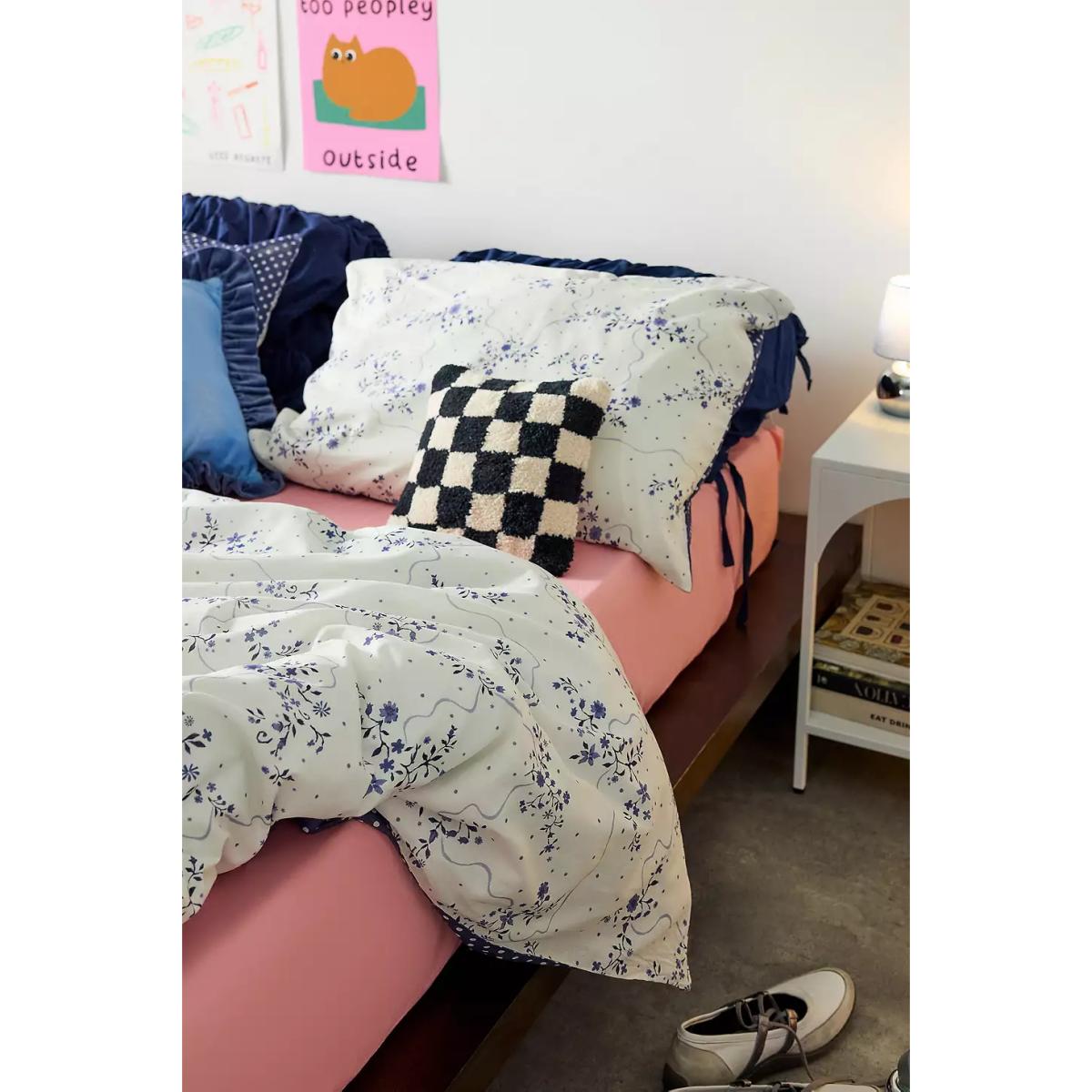Ditsy Floral Reversible Duvet Set - Blue Single at Urban Outfitters – image 5