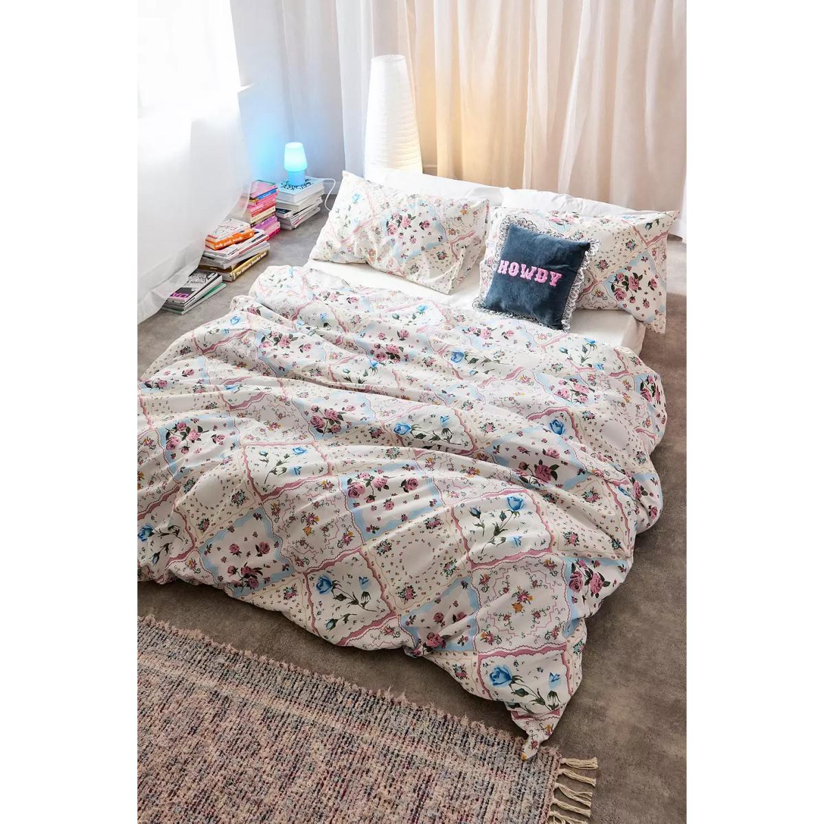 Vintage Scarf Print Duvet Set - Pink Double at Urban Outfitters – image 4