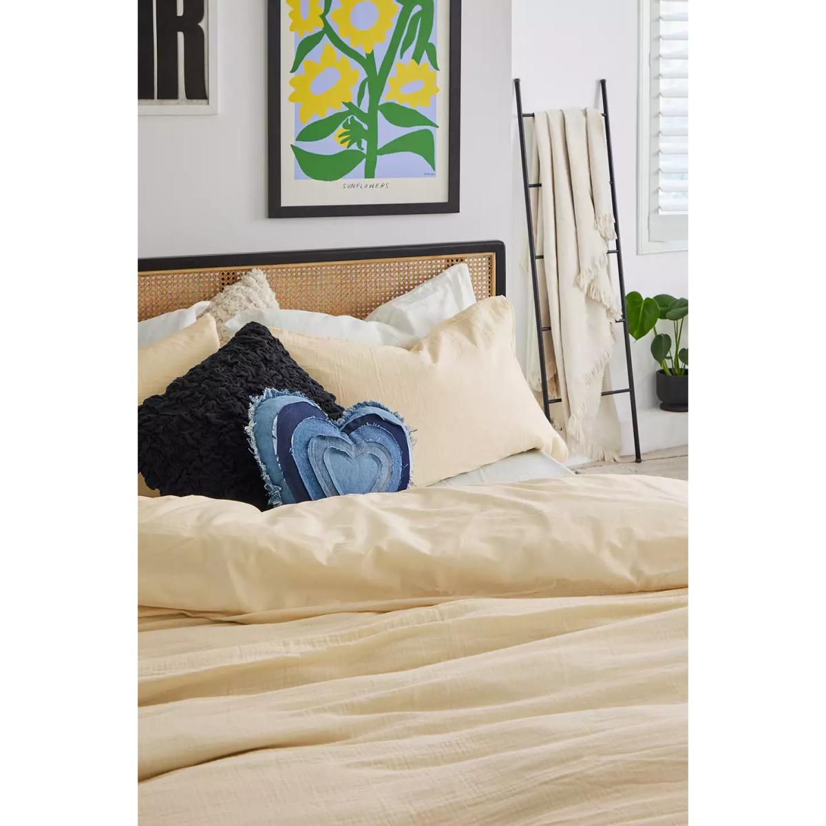 Ecru Crinkle Duvet Set - White KING at Urban Outfitters – image 4