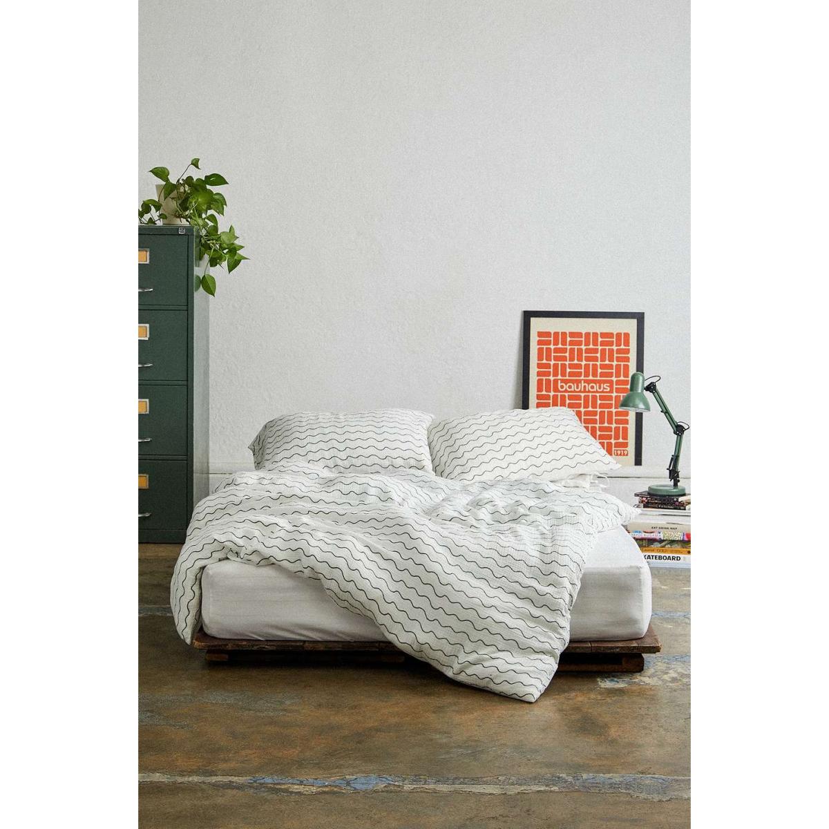 Wiggle Stripe Cosy Crinkle King Duvet Set - Dark Grey Double at Urban Outfitters – image 2