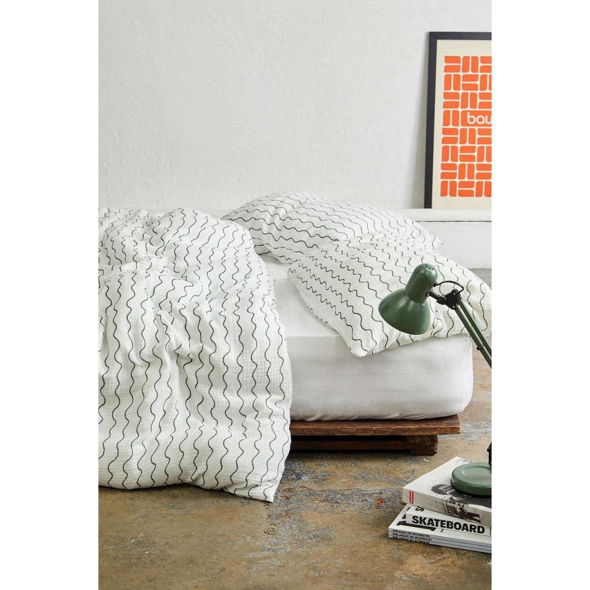 Wiggle Stripe Cosy Crinkle King Duvet Set - Dark Grey Double at Urban Outfitters – image 3