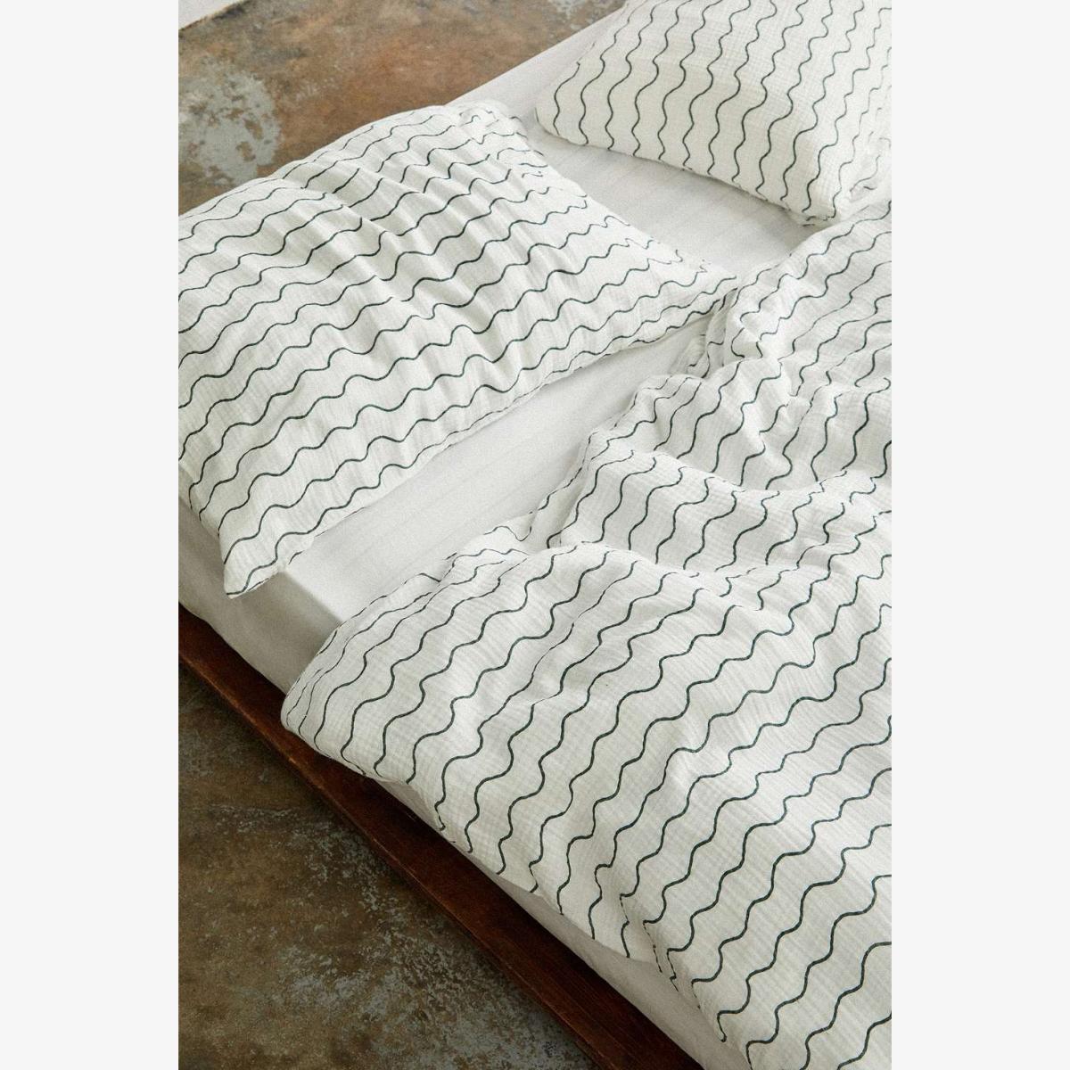 Wiggle Stripe Cosy Crinkle King Duvet Set - Dark Grey Double at Urban Outfitters – image 1