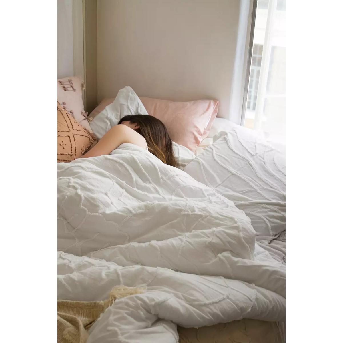 Margot Tufted Duvet Set - White KING at Urban Outfitters – image 3