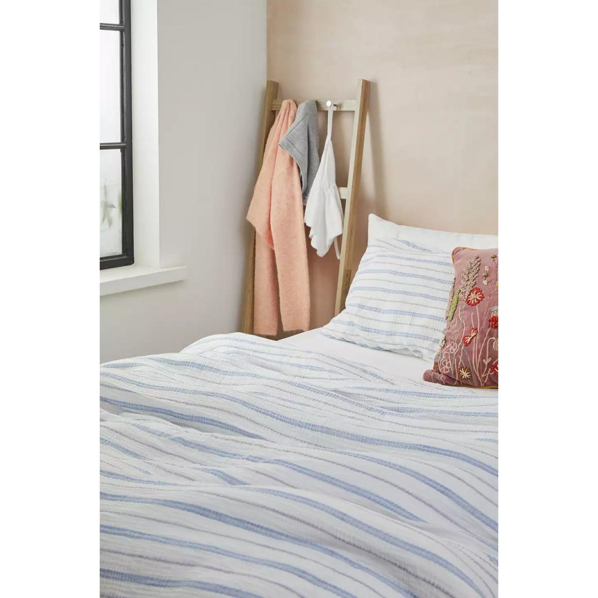Stripe Cosy Crinkle Duvet Set - White Double at Urban Outfitters – image 2