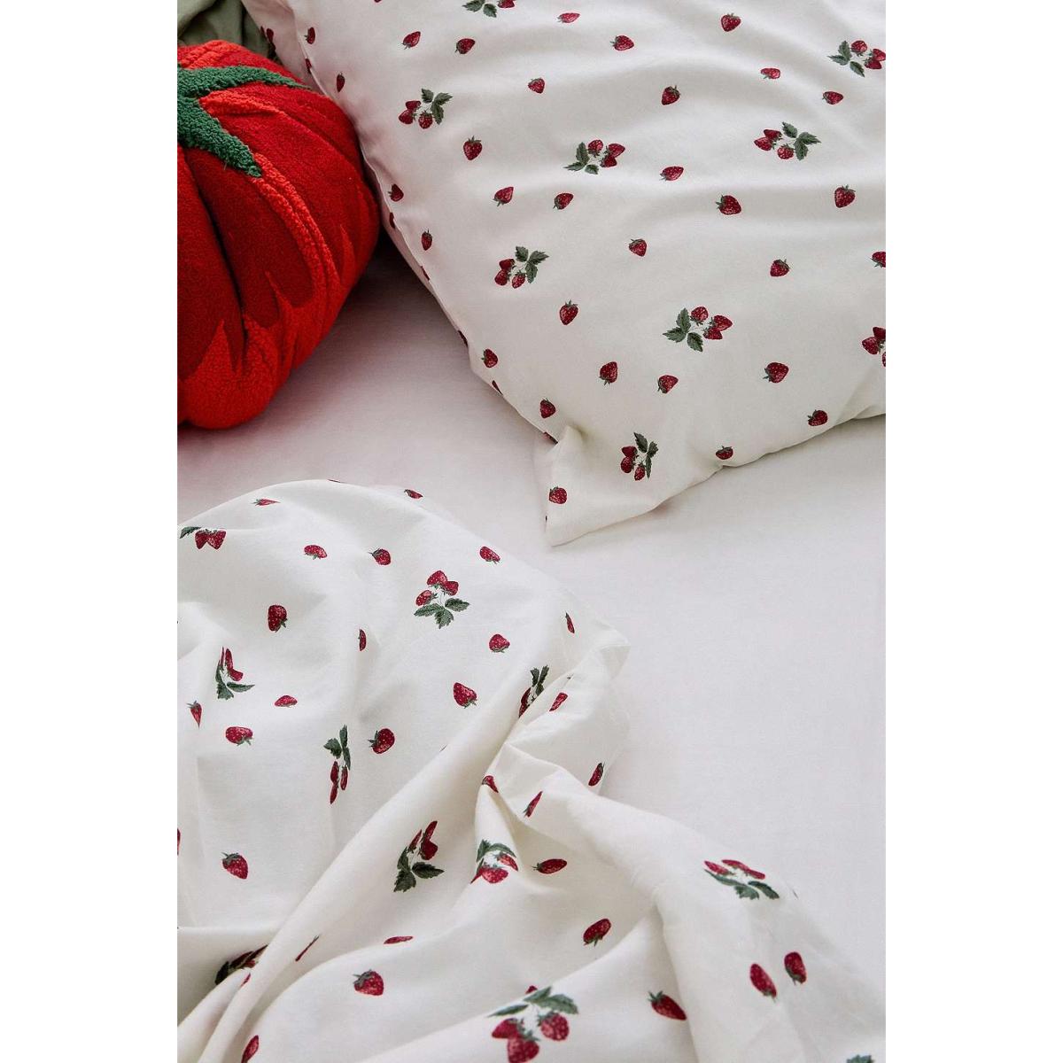 Mini Strawberry Duvet Set - White King at Urban Outfitters – image 3