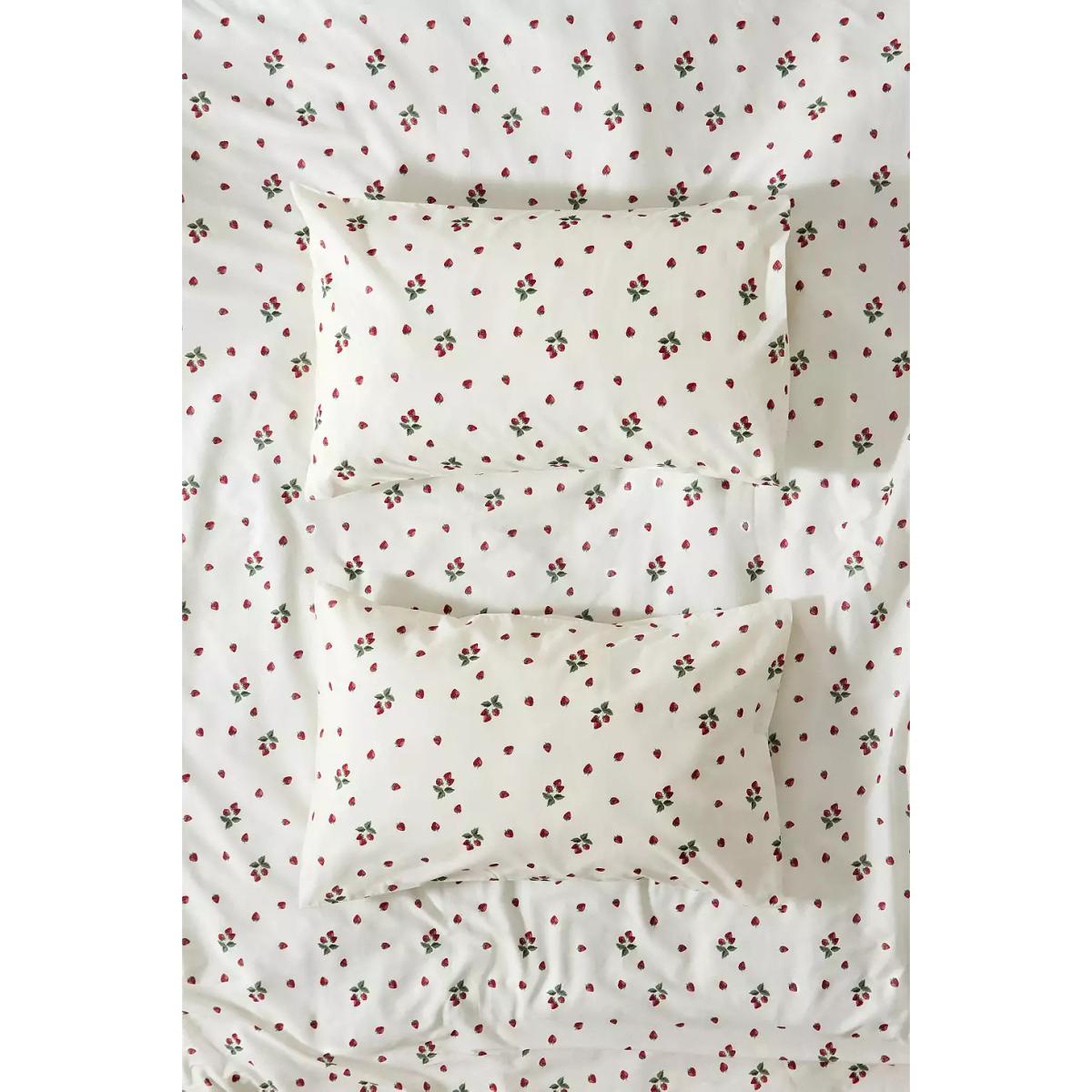 Mini Strawberry Duvet Set - White King at Urban Outfitters – image 4
