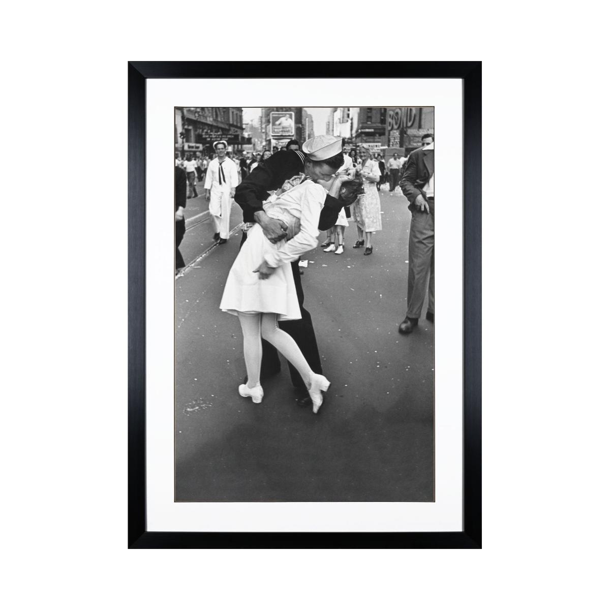 The Art Group War Time Kiss Framed Print Black and white – image 2