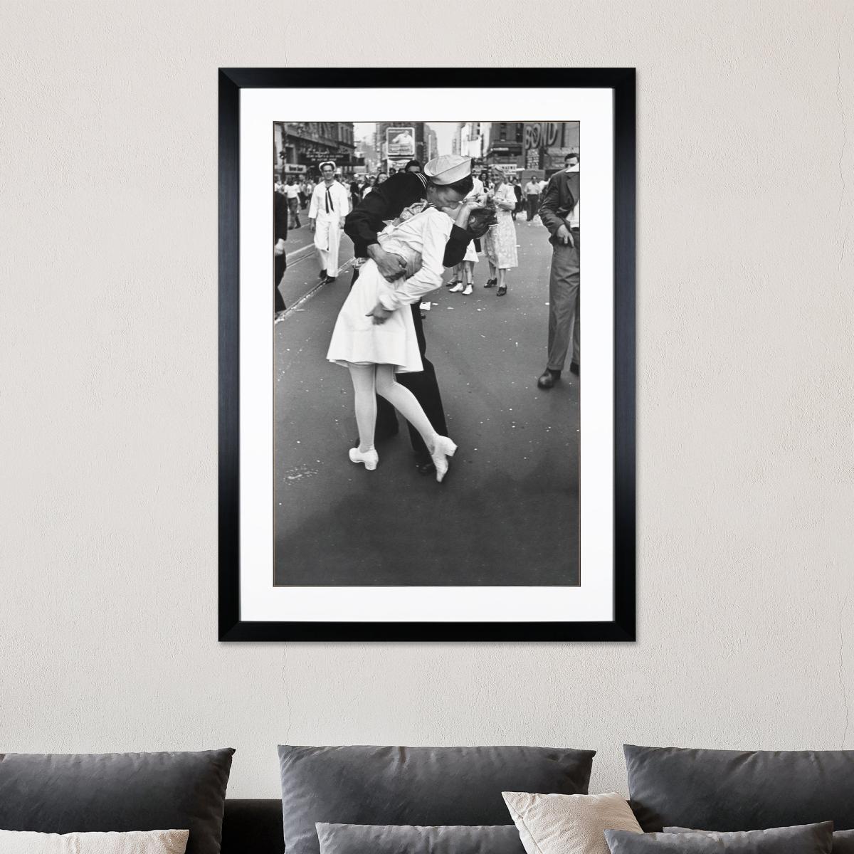 The Art Group War Time Kiss Framed Print Black and white – image 1