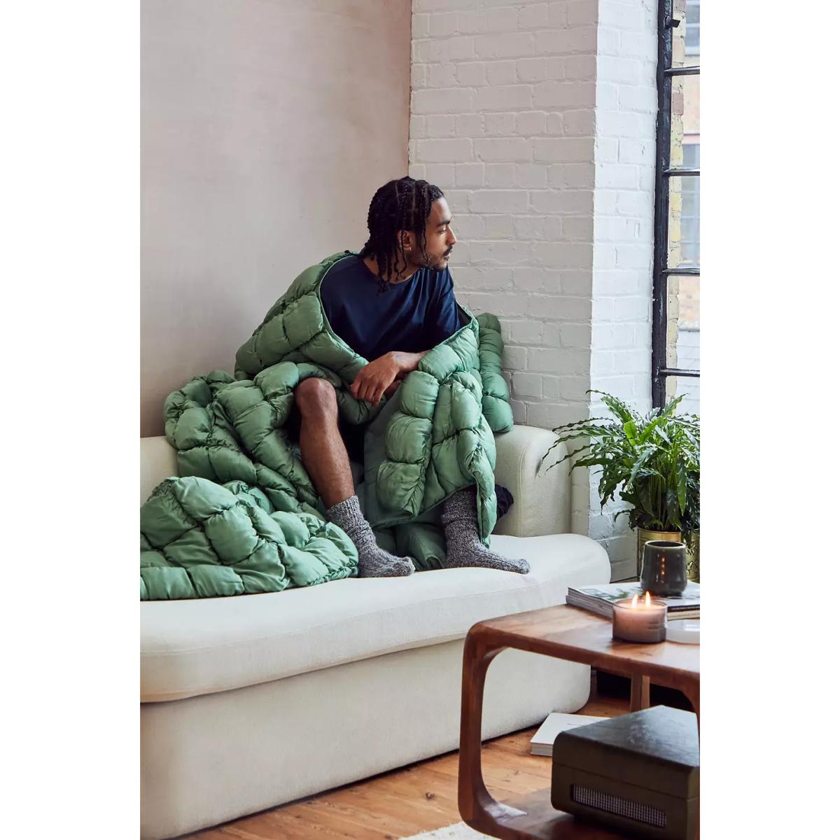 Green Marshmallow Puff Quilt - Green 165.1cm x 139.7cm at Urban Outfitters – image 4