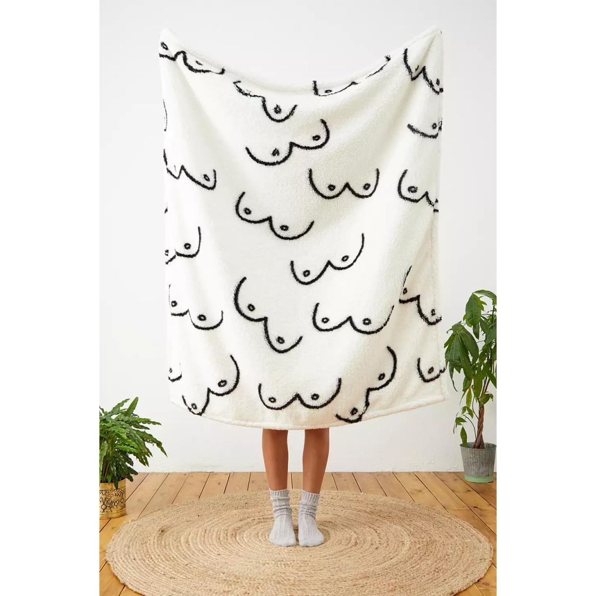 Urban Outfitters Boobs Printed Fleece Blanket - Black/White ALL – image 2